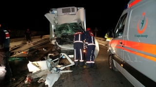 Manisa’da kamyona arkadan çarpan kamyonetteki yolcu öldü, sürücü yaralandı