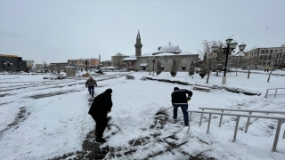 Yoğun karın etkisini sürdürdüğü Doğu Anadolu’da ilkbaharda kış mevsimi yaşanıyor