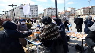 Sivas’ta Muhsin Yazıcıoğlu için lokma dağıtıldı