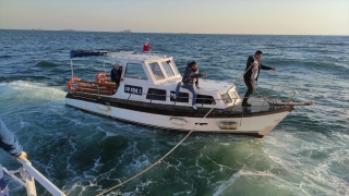 Ahırkapı açıklarında sürüklenen tekne Yenikapı’ya yanaştırıldı 