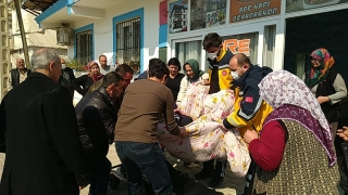 Adana’da yangın çıkan evde mahsur kalan yaşlı kadını komşuları kurtardı