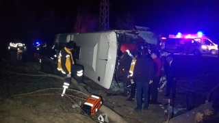 Erzincan’da yolcu otobüsü şarampole devrildi