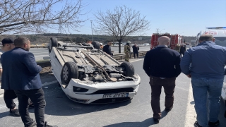 Beykoz’da devrilen otomobilin sürücüsü yaralandı