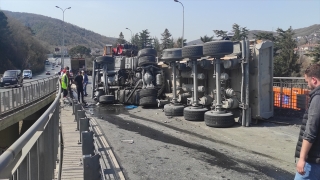 Sarıyer’de devrilen kum yüklü kamyonun sürücüsü yaralandı 