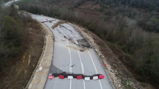 Karadeniz Sahil Yolu’nun heyelan nedeniyle kapanan Akçakoca kesiminde çökmeler sürüyor