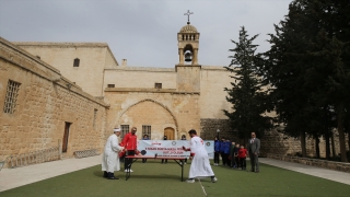 Mardin’de imam ve kilise görevlisi tarihi cami ve kilisede masa tenisi oynadı