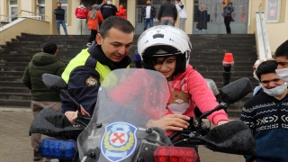 Ağrı’da polisler özel çocukları ziyaret edip hediye dağıttı