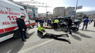 Bursa’da trafik kazasında motosikletten düşen iki polis memuru yaralandı