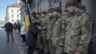 Savaşta hayatını kaybeden Ukrayna askeri için Lviv’de cenaze töreni düzenlendi