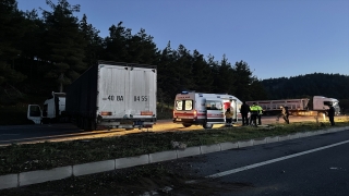 Kahramanmaraş’ta kontrolden çıkarak orta refüjü aşan tır karşı şeridi trafiğe kapattı