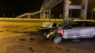 Otomobilin üst geçidin ayağına çarptığı kazada bir kişi öldü, 3 kişi yaralandı