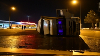 Sivas’ta devrilen tır, Kayseri yolunun bir süre trafiğe kapanmasına neden oldu