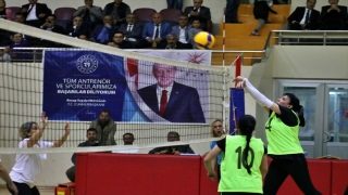 Osmaniye’de ”Evinin Sultanları Bayan Voleybol Turnuvası” başladı