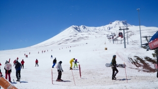 Erciyes’te ilkbaharda kayak keyfi sürüyor