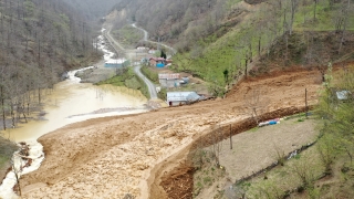 Trabzon’da heyelan sonucu 5 bina toprak altında kaldı