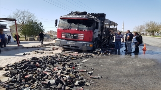 Konya’da seyir halindeyken alev alan yanıcı madde yüklü kamyon yandı