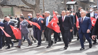 Kars’ta vatandaşlar ellerinde Türk bayraklarıyla Turizm Haftası’nı kutladı