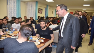 Bakan Kasapoğlu, birlikte iftar yaptığı öğrencileri Ankara’ya davet etti