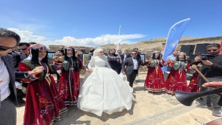 Baharın renklerine bürünen Akdamar Adası’nda ”Badem Çiçeği Festivali” düzenlendi