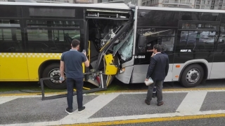 İstanbul’da iki metrobüs çarpıştı 