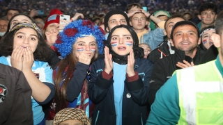 Trabzonspor taraftarı, şampiyonluğu meydanlarda kutluyor