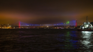 İstanbul Boğazı, bordo mavi renklere büründü