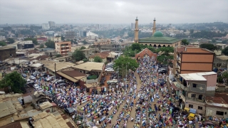 Kamerun’da Müslümanlar bayram namazı için camileri doldurdu