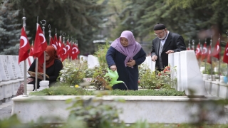 Şehit yakınları ve gaziler, bayramın ilk günü Cebeci Askeri Şehitliği’ni ziyaret etti