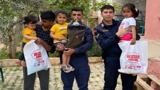 Manisa’da jandarma personelinden 60 çocuğa bayramlık hediye