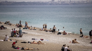 Antalya sahillerinde bayram hareketliliği yaşanıyor