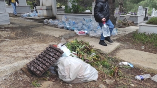 İstanbul’da mezarlıklardaki çöp birikintileri tepki çekti