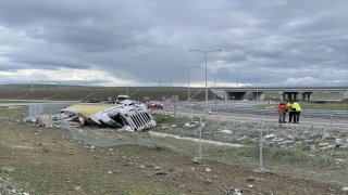 Aksaray’da şarampole devrilen tırın sürücüsü öldü