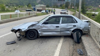 Karabük’te tırın çarptığı otomobildeki 2 kişi yaralandı