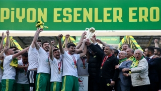 TFF 2. Lig’e yükselen Esenler Erokspor şampiyonluğunu kutladı