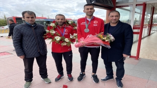 Deaflympics’ten madalyayla dönen Erzurumlu milli sporcular çiçeklerle karşılandı