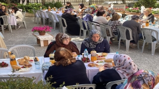 Kadıköy’de cami avlusunda Anneler Günü kahvaltısı 