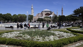 İstanbul’un cazibe mekanlarında haftanın son günü turist yoğunluğu