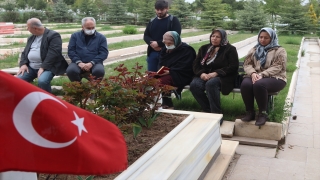 Şehadet yıl dönümü Anneler Günü’ne denk gelen oğlunun kabrini ziyaret etti