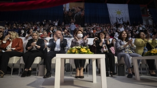 Meral Akşener, Anneler Günü için düzenlenen Aşkın Nur Yengi konserine katıldı