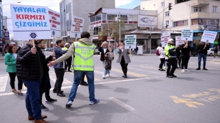 Ardahan’da üniversite öğrencilerinden ”trafikte farkındalık” eylemi