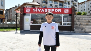 Afganistan uyruklu Muhammed, Sivasspor’u izlemek için Pakistan’dan kente geldi