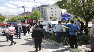 Elazığ’da otomobil ile hafif ticari aracın çarpışması sonucu 4 kişi yaralandı