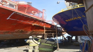 İzmir’de tersanedeki teknede çıkan yangın söndürüldü