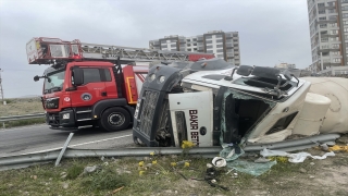 Kayseri’de devrilen beton mikserinin sürücüsü yaralandı