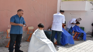 Malatya’da berberlik kursuna katılan hükümlüler yaşlıları ve öğrencileri tıraş etti