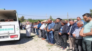 Denizli’deki trafik kazasında hayatını kaybeden çift ve oğulları, toprağa verildi