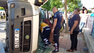 Manisa’da hafif ticari aracın çarptığı minibüs devrildi, sürücüler yaralandı