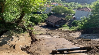 Sinop’ta kullanılmayan 2 ev ile bir samanlıkta heyelan nedeniyle hasar oluştu