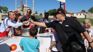 Selimiye Meydanı’nda ziyaretçilere Osmanlı’nın şifa helvası dağıtıldı