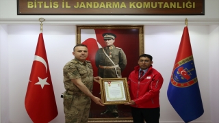 Türk Kızılaydan Bitlis Jandarma Komutanlığına madalya